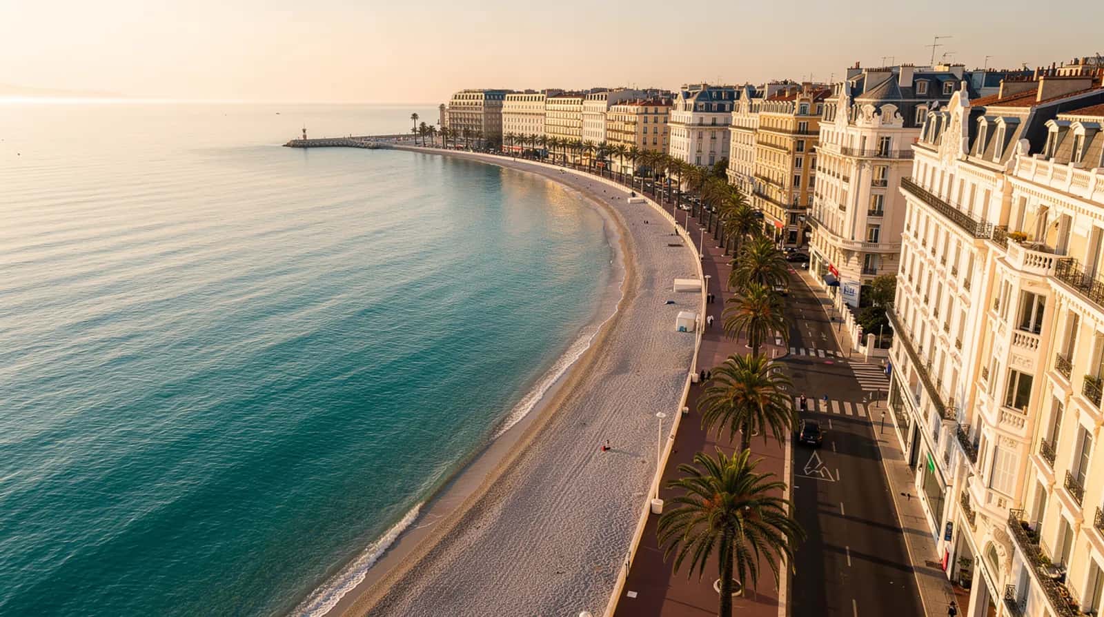 Promenade des Anglais à Nice, baie des Anges en arrière-plan